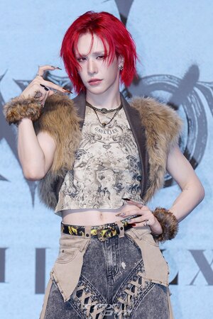 【フォト】XLOVウムティ、強烈な赤い髪＆セクシーな眼差し