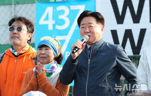 【フォト】リュ・スンリョン、済州オルレ・ウオーキング・フェスティバルに出席