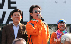 【フォト】リュ・スンリョン、済州オルレ・ウオーキング・フェスティバルに出席