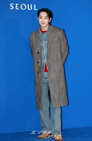 【フォト】イ・スヒョク、ロングコート＆デニムジャケットでクラシカルな魅力