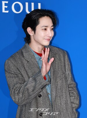 【フォト】イ・スヒョク、ロングコート＆デニムジャケットでクラシカルな魅力