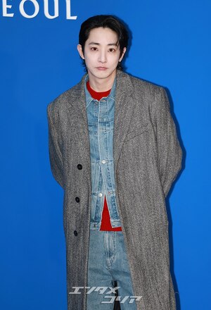 【フォト】イ・スヒョク、ロングコート＆デニムジャケットでクラシカルな魅力