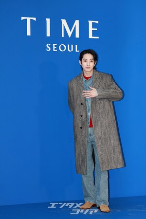 【フォト】イ・スヒョク、ロングコート＆デニムジャケットでクラシカルな魅力