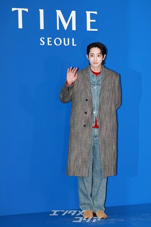 【フォト】イ・スヒョク、ロングコート＆デニムジャケットでクラシカルな魅力