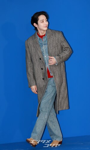 【フォト】イ・スヒョク、ロングコート＆デニムジャケットでクラシカルな魅力