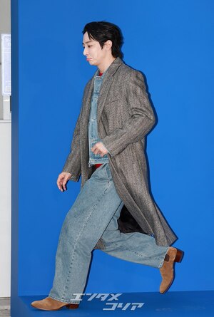 【フォト】イ・スヒョク、ロングコート＆デニムジャケットでクラシカルな魅力