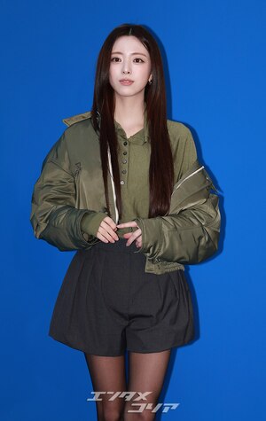 【フォト】ITZYユナ、ショートパンツ＆ショート丈ジャケットがシック