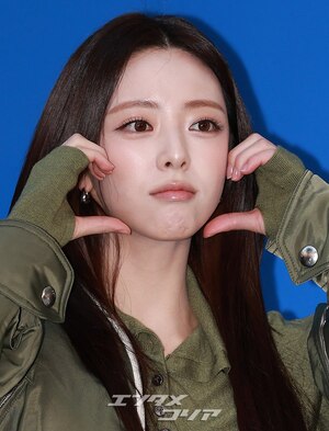 【フォト】ITZYユナ、ショートパンツ＆ショート丈ジャケットがシック