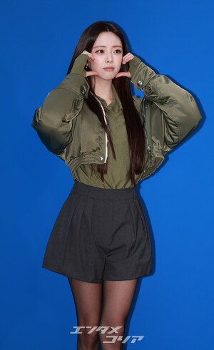 【フォト】ITZYユナ、ショートパンツ＆ショート丈ジャケットがシック