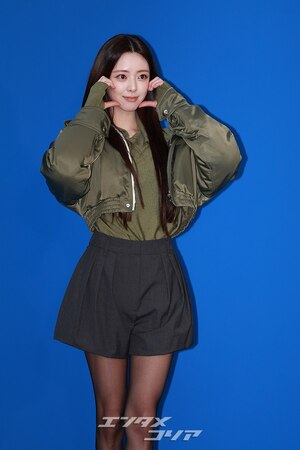 【フォト】ITZYユナ、ショートパンツ＆ショート丈ジャケットがシック