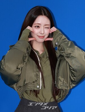 【フォト】ITZYユナ、ショートパンツ＆ショート丈ジャケットがシック