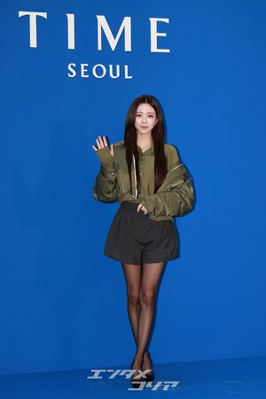 【フォト】ITZYユナ、ショートパンツ＆ショート丈ジャケットがシック