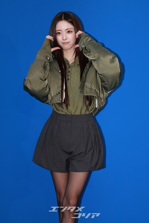 【フォト】ITZYユナ、ショートパンツ＆ショート丈ジャケットがシック