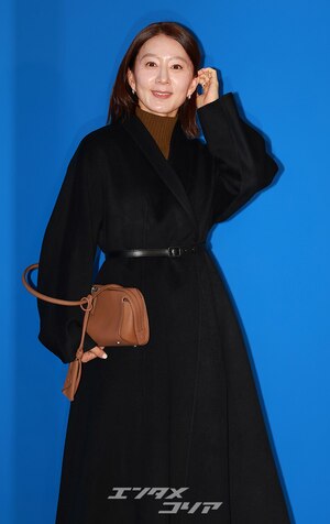 【フォト】キム・ヒエ、黒のベルト付きコート・コーデが上品