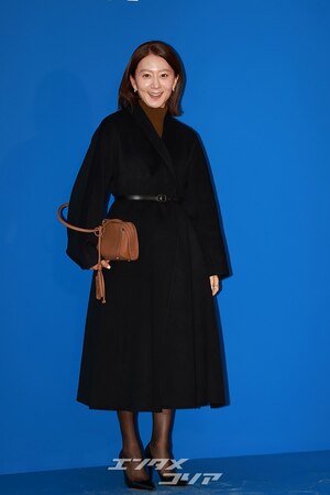 【フォト】キム・ヒエ、黒のベルト付きコート・コーデが上品