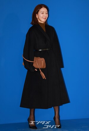 【フォト】キム・ヒエ、黒のベルト付きコート・コーデが上品