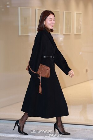 【フォト】キム・ヒエ、黒のベルト付きコート・コーデが上品