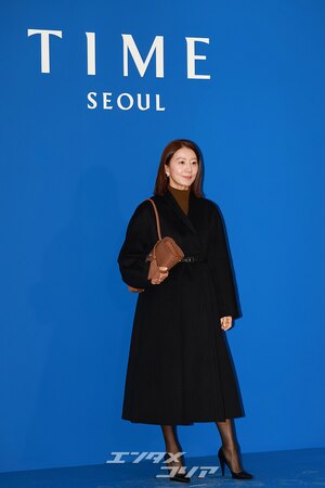 【フォト】キム・ヒエ、黒のベルト付きコート・コーデが上品