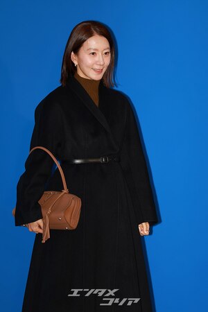 【フォト】キム・ヒエ、黒のベルト付きコート・コーデが上品