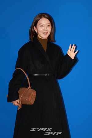 【フォト】キム・ヒエ、黒のベルト付きコート・コーデが上品