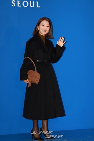 【フォト】キム・ヒエ、黒のベルト付きコート・コーデが上品