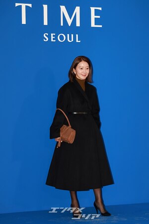 【フォト】キム・ヒエ、黒のベルト付きコート・コーデが上品