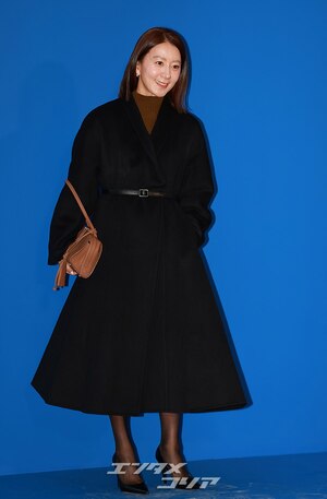 【フォト】キム・ヒエ、黒のベルト付きコート・コーデが上品