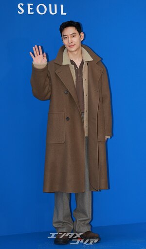 【フォト】イ・ジェフン、オーバーサイズのロングコートがおしゃれ