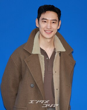 【フォト】イ・ジェフン、オーバーサイズのロングコートがおしゃれ