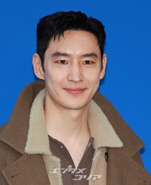 【フォト】イ・ジェフン、オーバーサイズのロングコートがおしゃれ