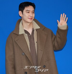 【フォト】イ・ジェフン、オーバーサイズのロングコートがおしゃれ