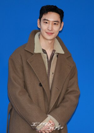 【フォト】イ・ジェフン、オーバーサイズのロングコートがおしゃれ