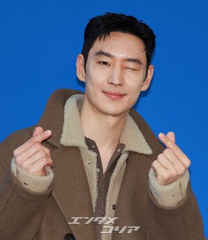 【フォト】イ・ジェフン、オーバーサイズのロングコートがおしゃれ