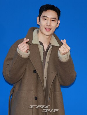 【フォト】イ・ジェフン、オーバーサイズのロングコートがおしゃれ