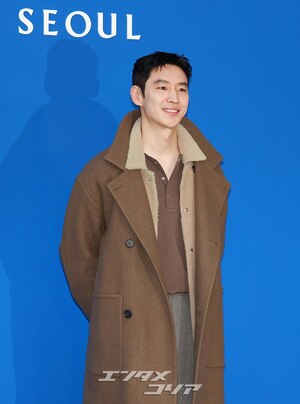 【フォト】イ・ジェフン、オーバーサイズのロングコートがおしゃれ