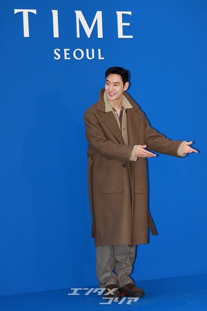 【フォト】イ・ジェフン、オーバーサイズのロングコートがおしゃれ