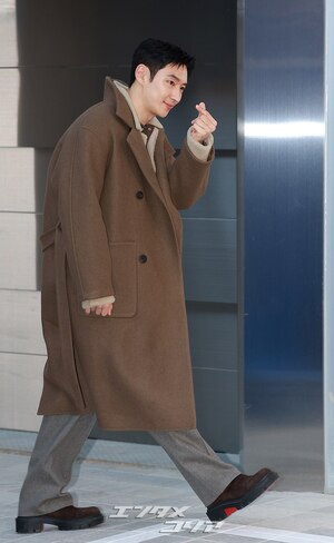 【フォト】イ・ジェフン、オーバーサイズのロングコートがおしゃれ