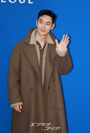 【フォト】イ・ジェフン、オーバーサイズのロングコートがおしゃれ