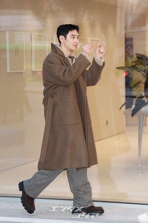 【フォト】イ・ジェフン、オーバーサイズのロングコートがおしゃれ