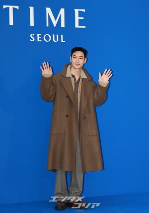 【フォト】イ・ジェフン、オーバーサイズのロングコートがおしゃれ