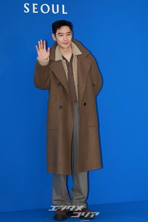 【フォト】イ・ジェフン、オーバーサイズのロングコートがおしゃれ