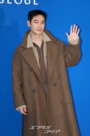 【フォト】イ・ジェフン、オーバーサイズのロングコートがおしゃれ