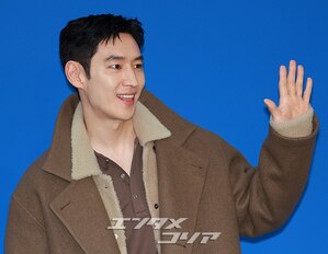 【フォト】イ・ジェフン、オーバーサイズのロングコートがおしゃれ