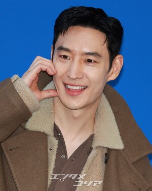 【フォト】イ・ジェフン、オーバーサイズのロングコートがおしゃれ