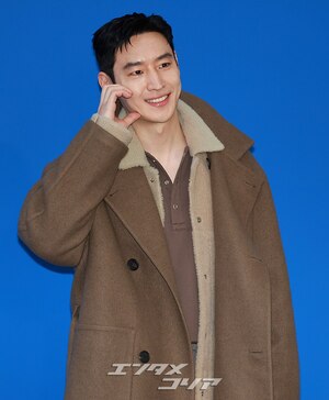 【フォト】イ・ジェフン、オーバーサイズのロングコートがおしゃれ