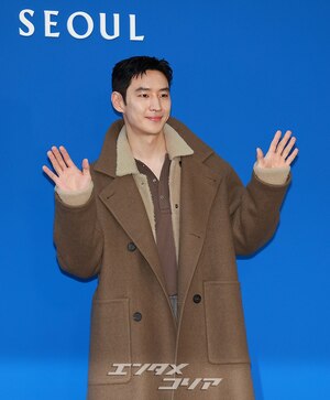 【フォト】イ・ジェフン、オーバーサイズのロングコートがおしゃれ