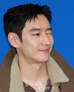 【フォト】イ・ジェフン、オーバーサイズのロングコートがおしゃれ