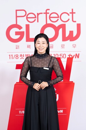 【フォト】ビューティーショップ代表になったラ・ミラン、黒いロングワンピ姿が魅惑的