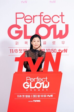 【フォト】ビューティーショップ代表になったラ・ミラン、黒いロングワンピ姿が魅惑的