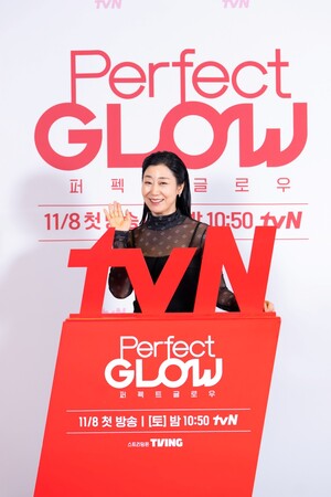 【フォト】ビューティーショップ代表になったラ・ミラン、黒いロングワンピ姿が魅惑的